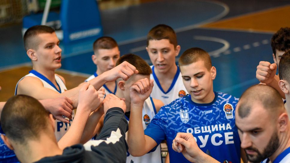 Дунав започна плейофите с убедителна победа