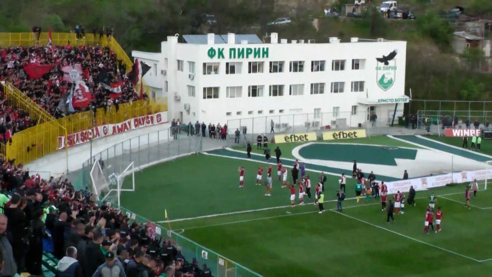 “Червени” футболисти и фенове празнуват заедно след победата в Благоевград