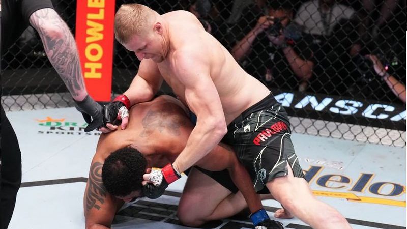 Сергей Павлович нокаутира Къртис Блейдс в първия рунд