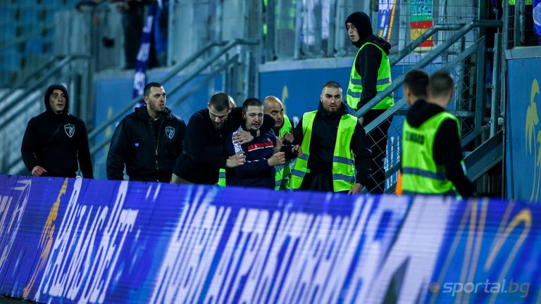 Привърженик на Левски нахлу на терена в края на мача