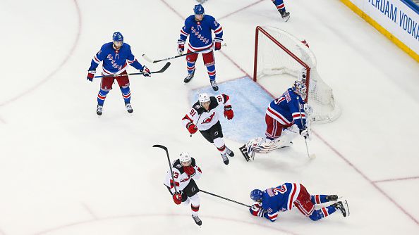 Ню Джърси поведе в серията си срещу Рейнджърс с гол в продълженията