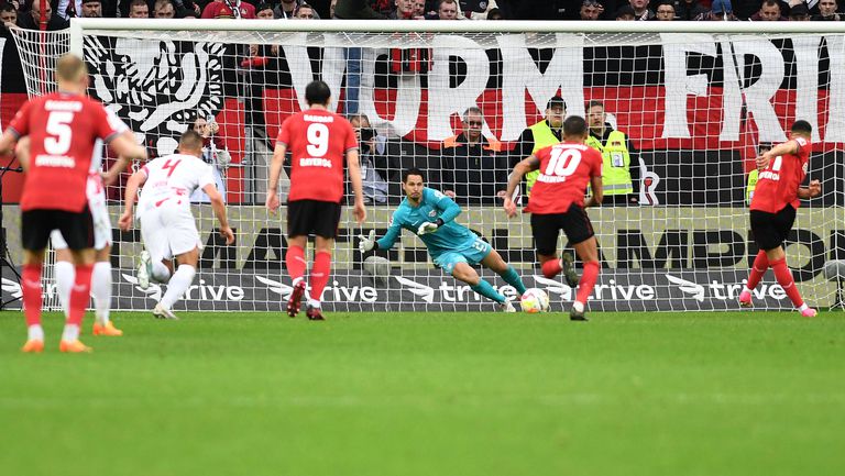 След като в четвъртък Леверкузен се класира за полуфиналите в