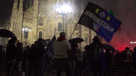 Феновете на Интер празнуват титлата пред Миланската катедрала