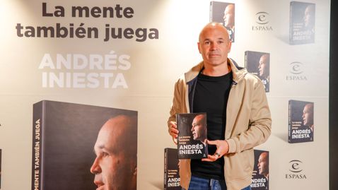  Иниеста приказва намерено за депресиите си при представянето на книгата си 