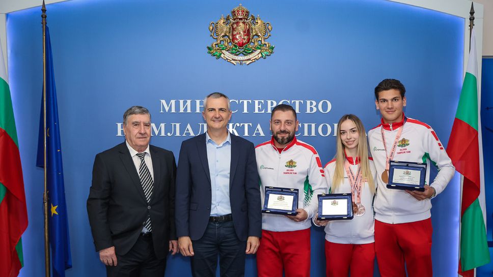 Министър Илиев награди призьорите ни от Европейското по скокове на батут