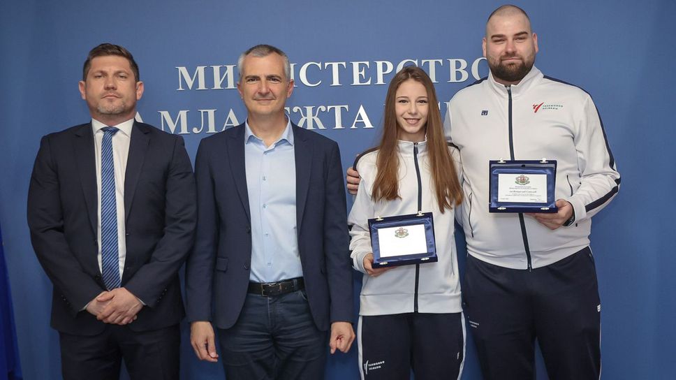 Министър Илиев награди бронзовата медалистка от Световното по таекуондо Дея Пеева