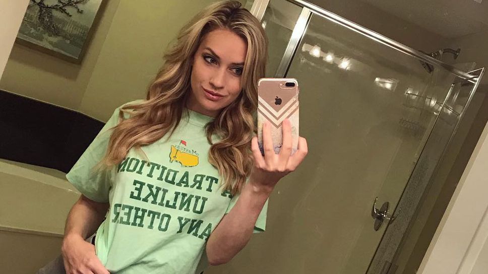 Гореща голфърка показа пищно деколте