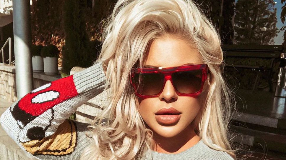 Андреа се пусна чисто гола от леглото