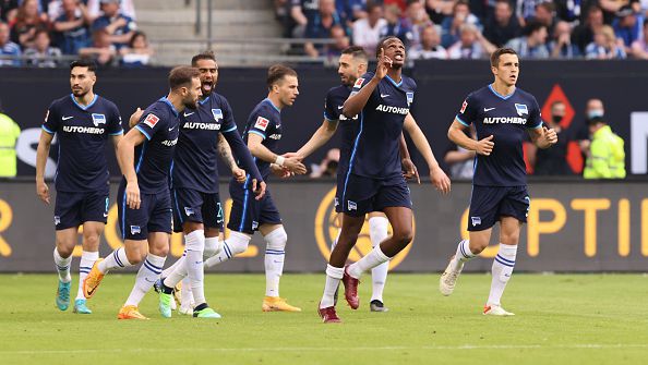 Херта запази мястото си в Бундеслигата, побеждавайки Хамбургер с 2:0 в реванша