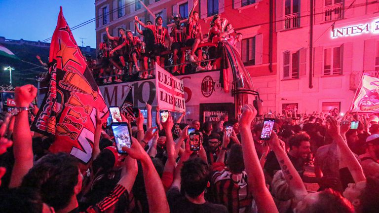“Росонерите” отпразнуваха титлата с впечатляващ шампионски парад по улиците на Милано