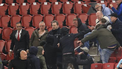  Уест Хам направи най-хубавия подарък на фена, който удържа хулиганите на АЗ Алкмаар 