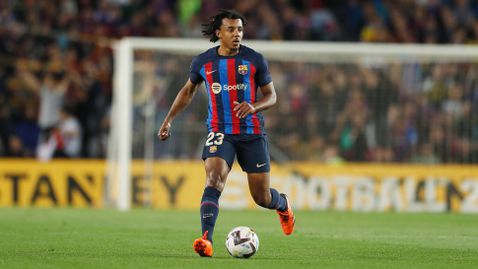  Кунде гледа към изхода на 