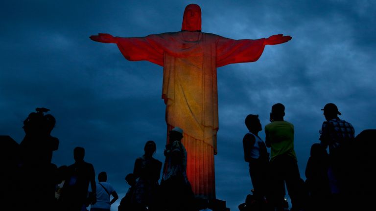 Емблематичната статуя Христос Спасителя в Рио де Жанейро също се
