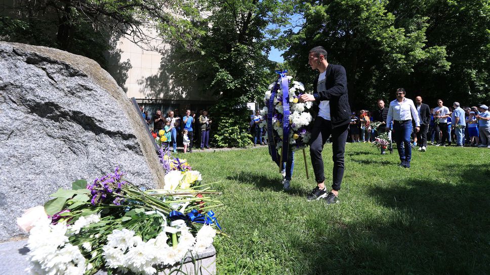 Левски поднася венци и цветя на Могилката за 110-годишнината на клуба