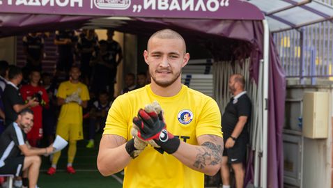 Етър преподписа с вратар