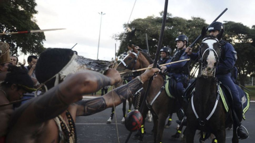Индианците от Бразилия протестираха с лъкове и стрели срещу Мондиал 2014 (галерия)
