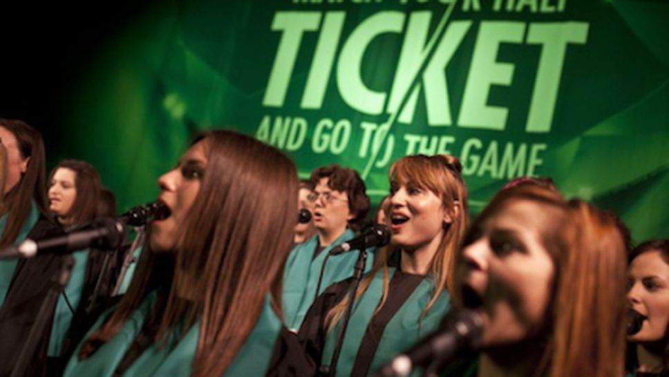 Половинките на родни фенове пяха химна на Шампионската лига, за да ги пратят на финала