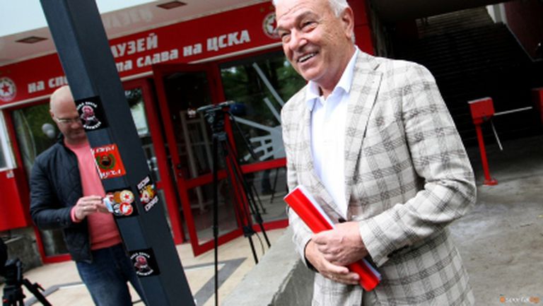 Петър Манджуков е спасил лиценза на "армейците"