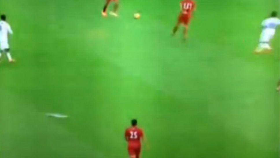 Хартиен самолет удари играч на Перу