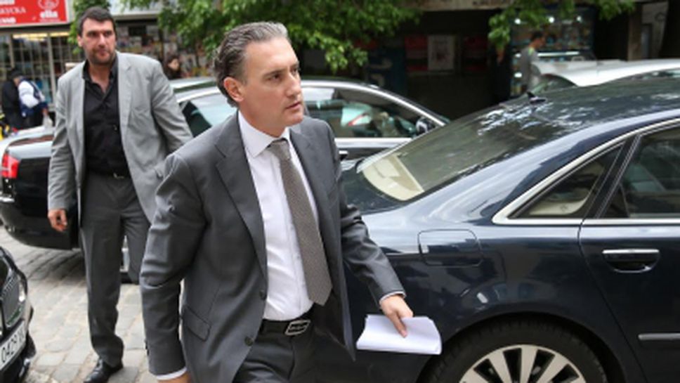 Жена удари лъскавата лимузина на Кирил Домусчиев