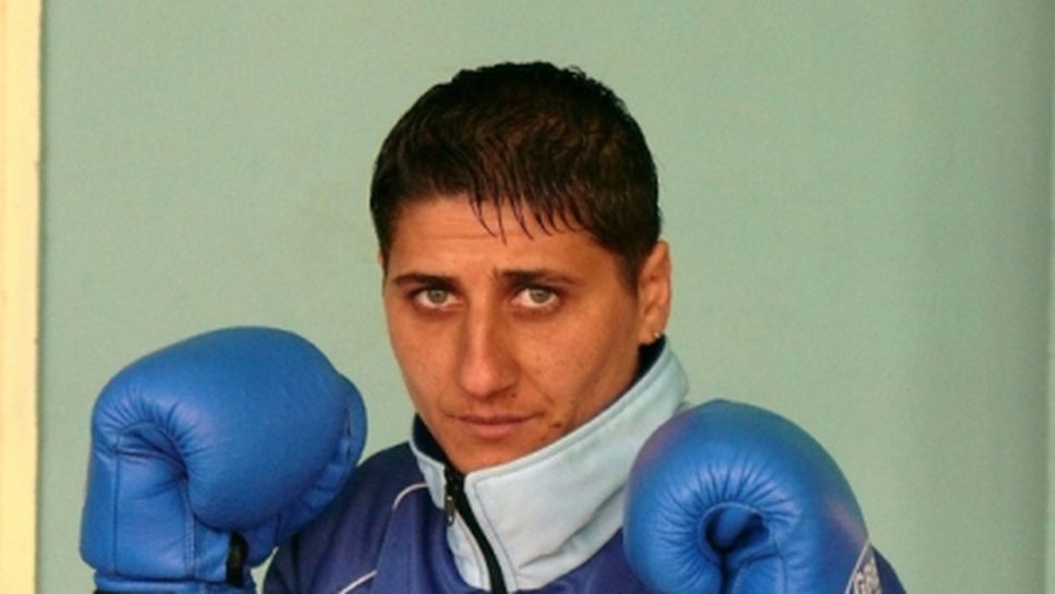 Севда Асенова се класира за полуфиналите на европейското по бокс