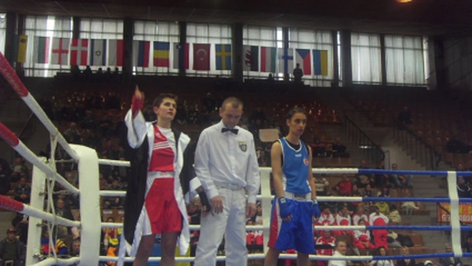 Трета българка на полуфиналите на европейското по бокс