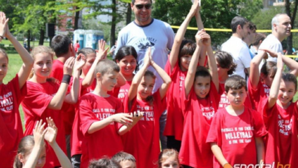 Над 400 ученици играха в парка със звезди на волейбола (ВИДЕО + ГАЛЕРИЯ)