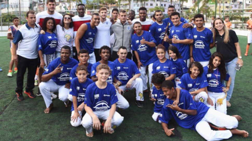 Английските национали посетиха най-голямата фавела в Рио