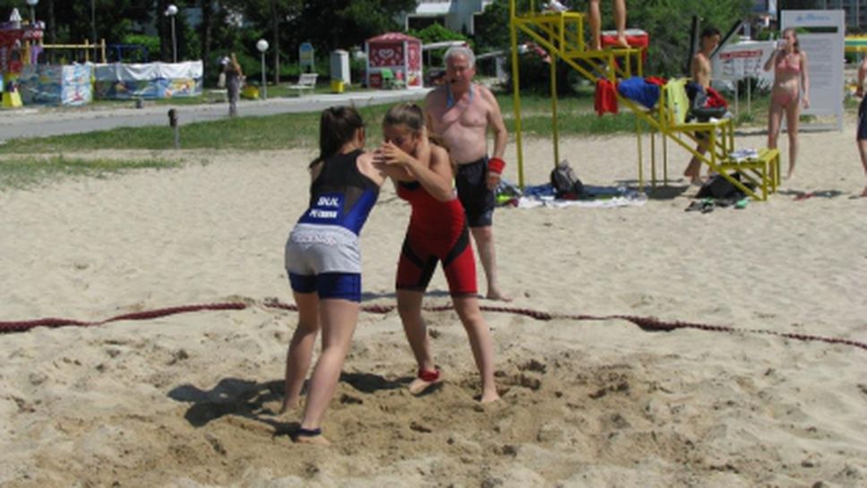 Състезатели от Русе триумфираха на турнира по плажна борба в Албена