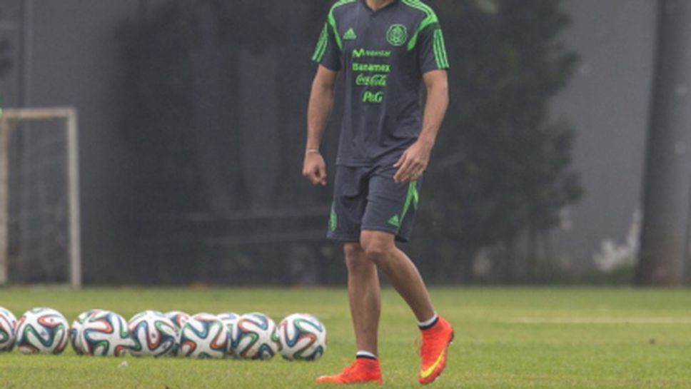 Чичарито пренебрегнат за първия мач на Мексико