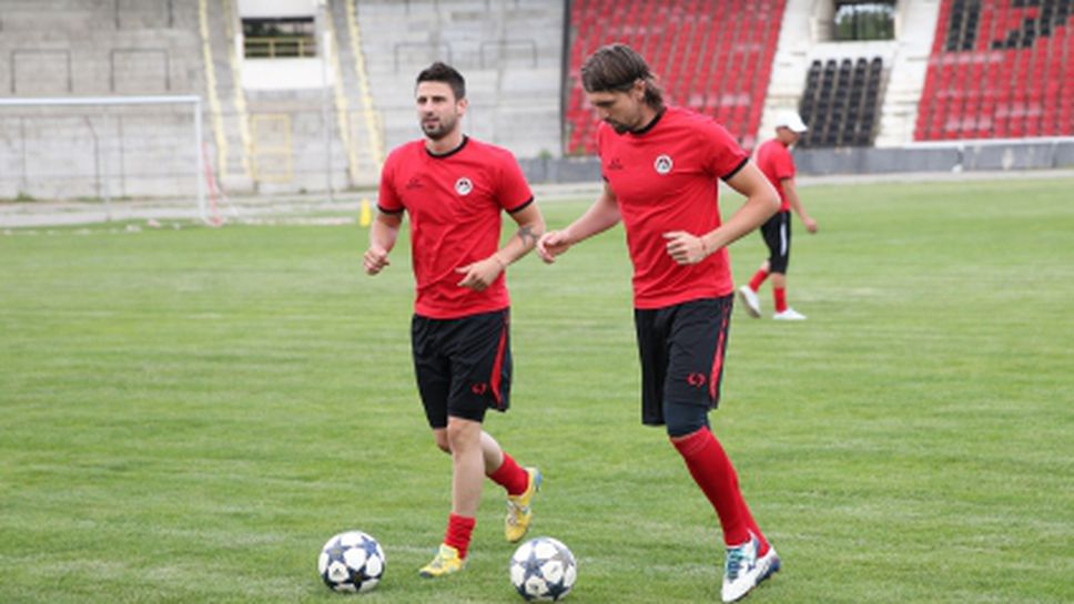 Локо (Сф) се раздели с нападател