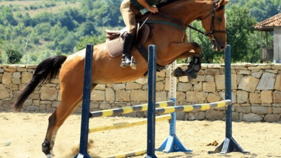 Двама българи в тройката за сребърния тур от Световната купа по конен спорт