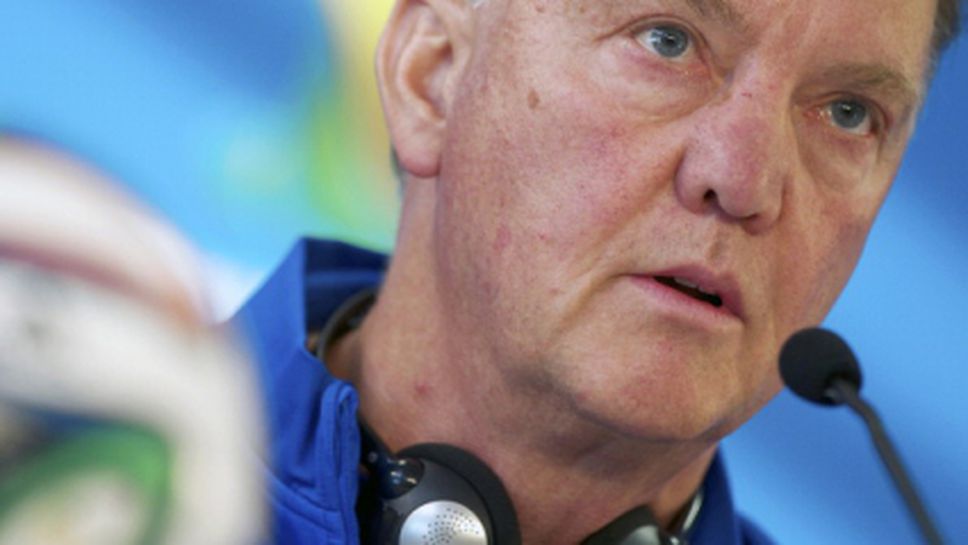 Луис ван Гаал се оплака от резервната скамейка в Портo Алегре