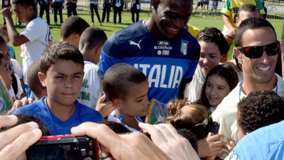 Балотели иска целувка от кралицата