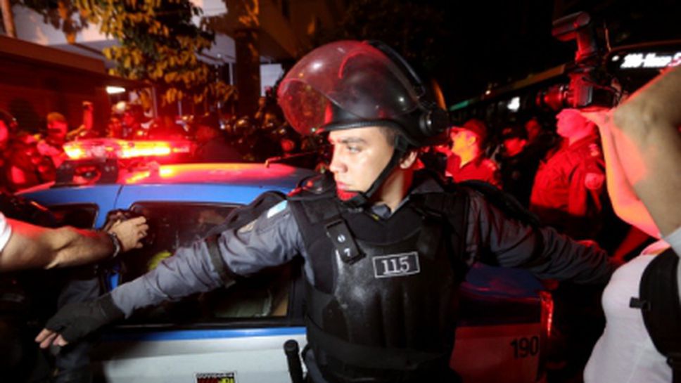 Полицаите не пожелаха да играят футбол с протестиращите