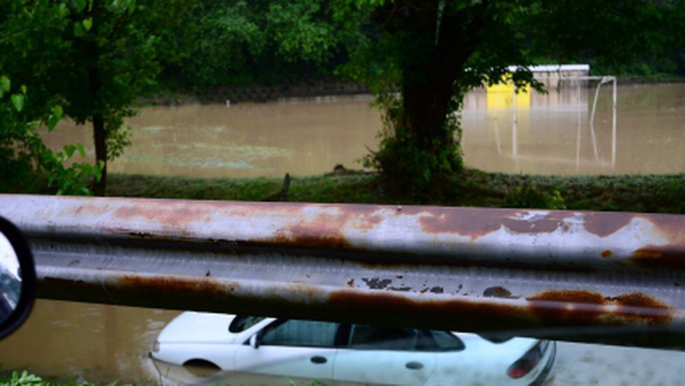 Стадионът в Дебелец изчезна - потресаващи снимки от водното бедствие (галерия)