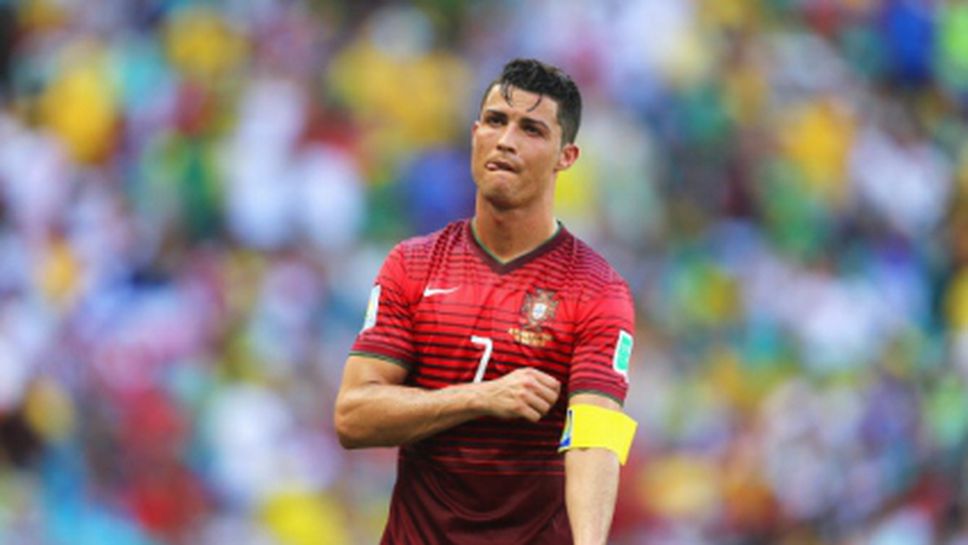 Роналдо тренира с превързано коляно