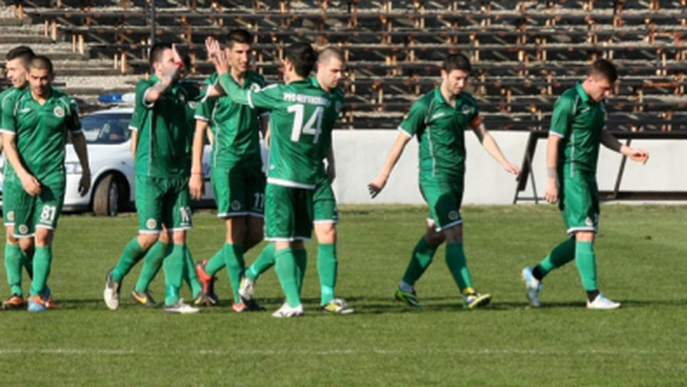 Нефтохимик започна подготовка с 15 футболисти, взе две момчета от юношите на Черноморец