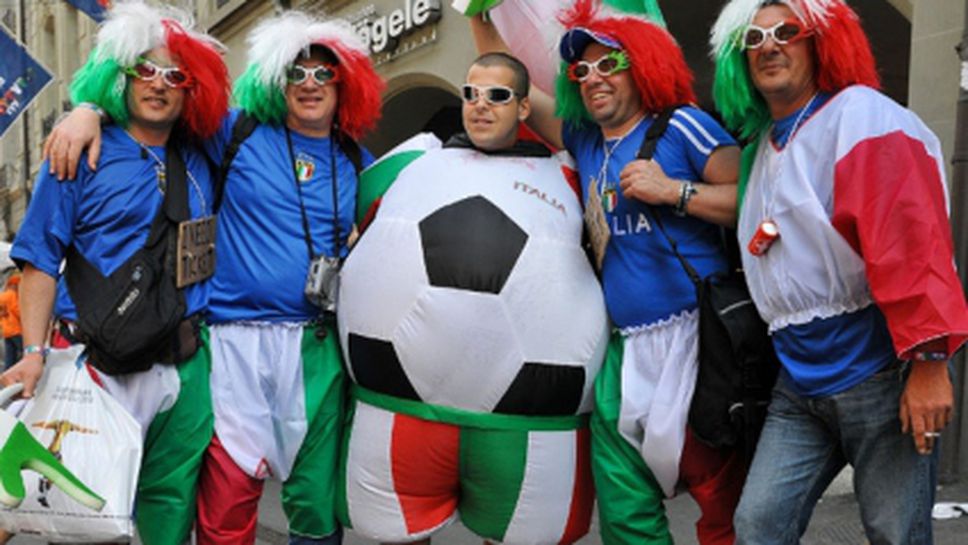 Италианци пеят химна с имената на футболистите (видео)