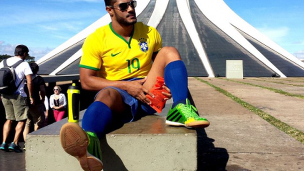 Стотици фенове на Бразилия се снимаха със статуя на Хълк