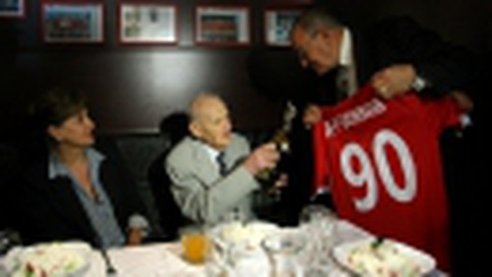 Легендарният Стефан Божков празнува 90-ия си рожден ден днес