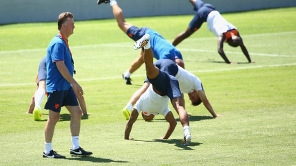 Жега мъчи "лалетата", Ван Гаал иска паузи за набавяне на течности