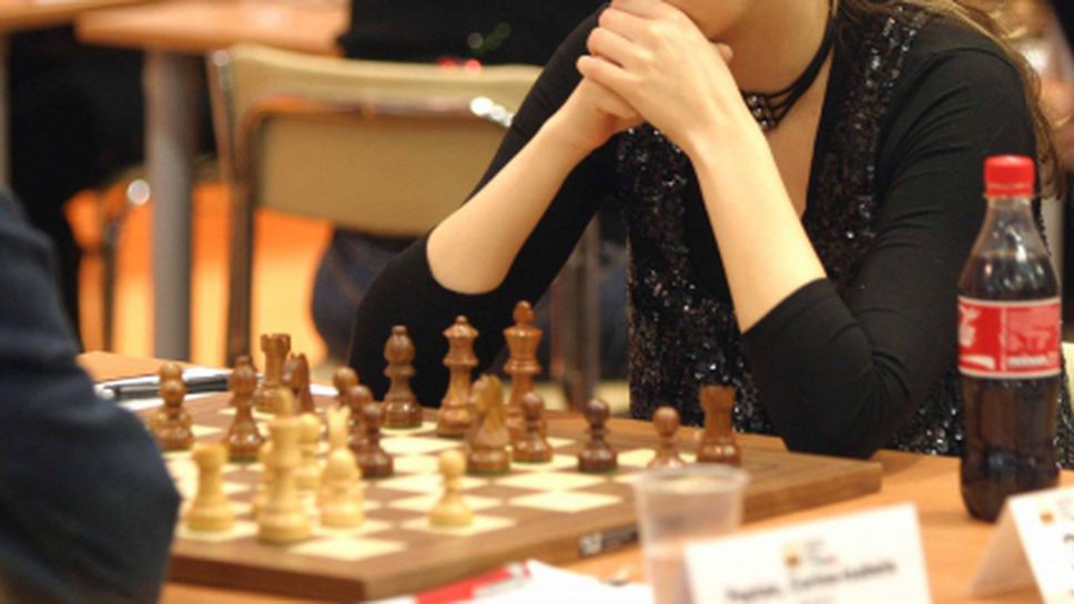 Антоанета Стефанова с реми в десетия кръг