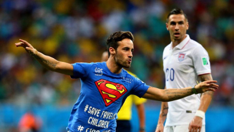 Фен нахлу на терена по време на мача между Белгия и САЩ (снимки)