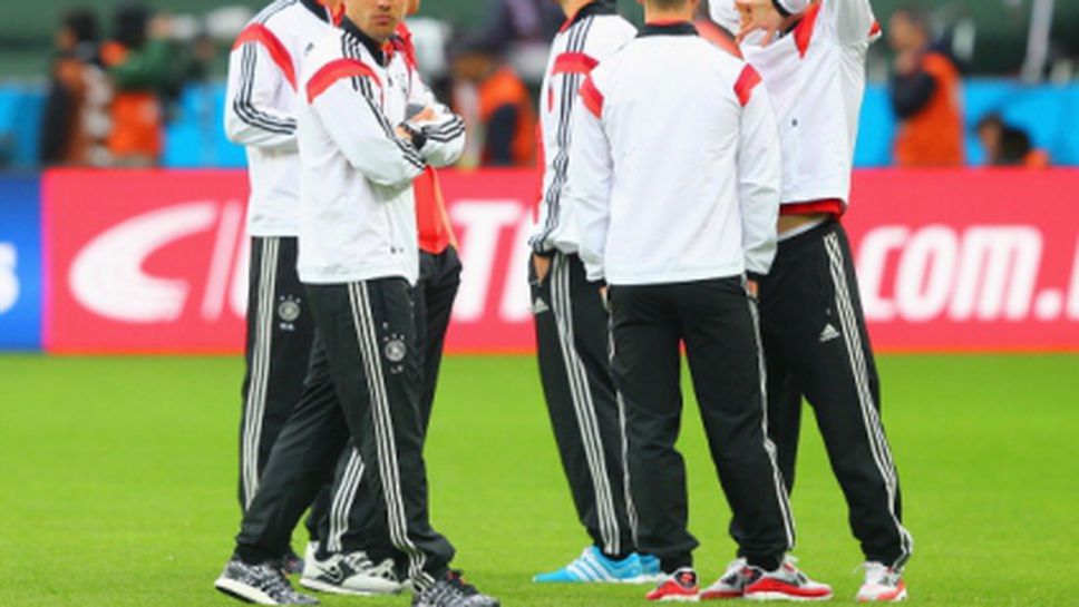 Хумелс и Подолски тренират пълноценно преди мача с Франция