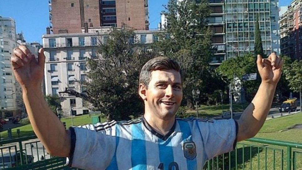 Вандализъм в Аржентина: отрязаха показалците от статуята на Меси (снимка)