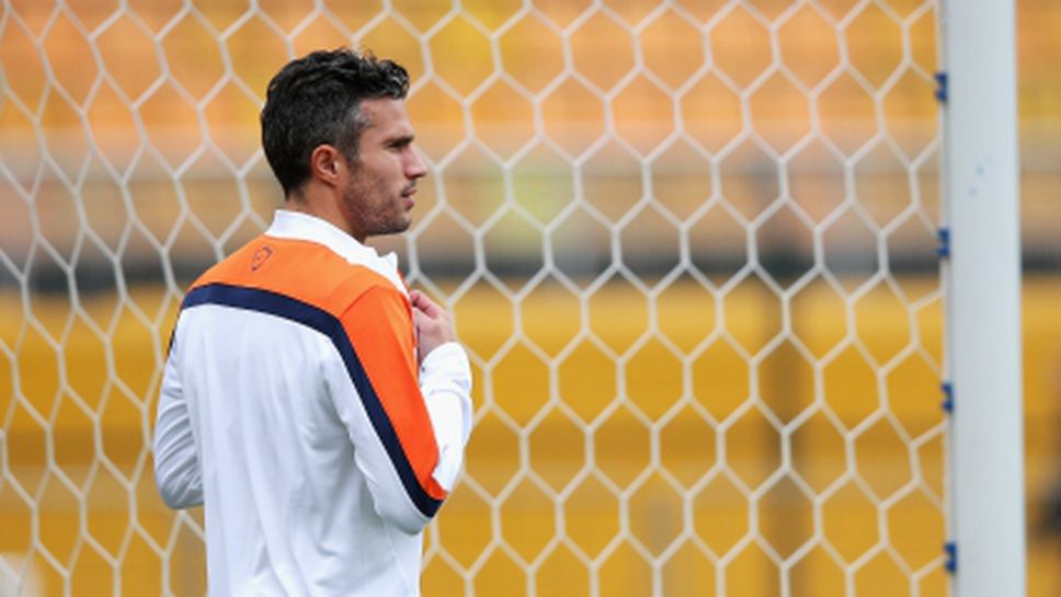 Ван Перси не тренира заради болки в корема