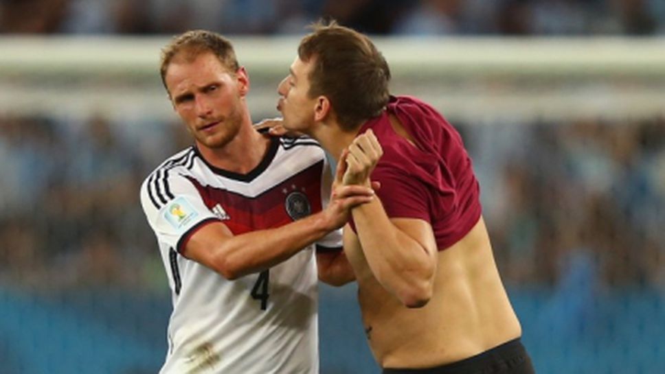 Зевзек нахлу на терена и опита да целуне играч на германците (видео)