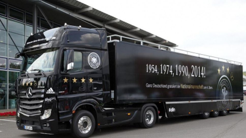 Ето в какъв камион световните шампиони пристигнаха на площада в Берлин (ВИДЕО + ГАЛЕРИЯ)
