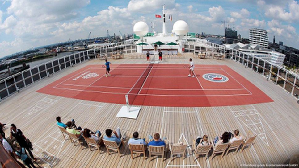 Фонини игра тенис на най-големия кораб в света